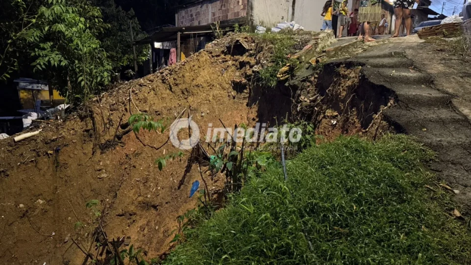 Moradores denunciam risco de deslizamento e cobram intervenção no bairro Redenção, em Manaus