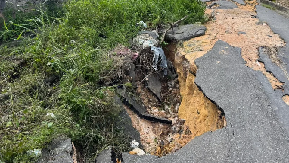 Abandono transforma rua em área de risco na zona norte