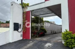 Homem esvazia frigobar, quebra portão e foge sem pagar motel em Manaus