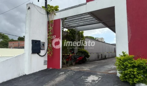 Homem esvazia frigobar, quebra portão e foge sem pagar motel em Manaus