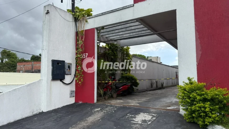 Homem esvazia frigobar, quebra portão e foge sem pagar motel em Manaus