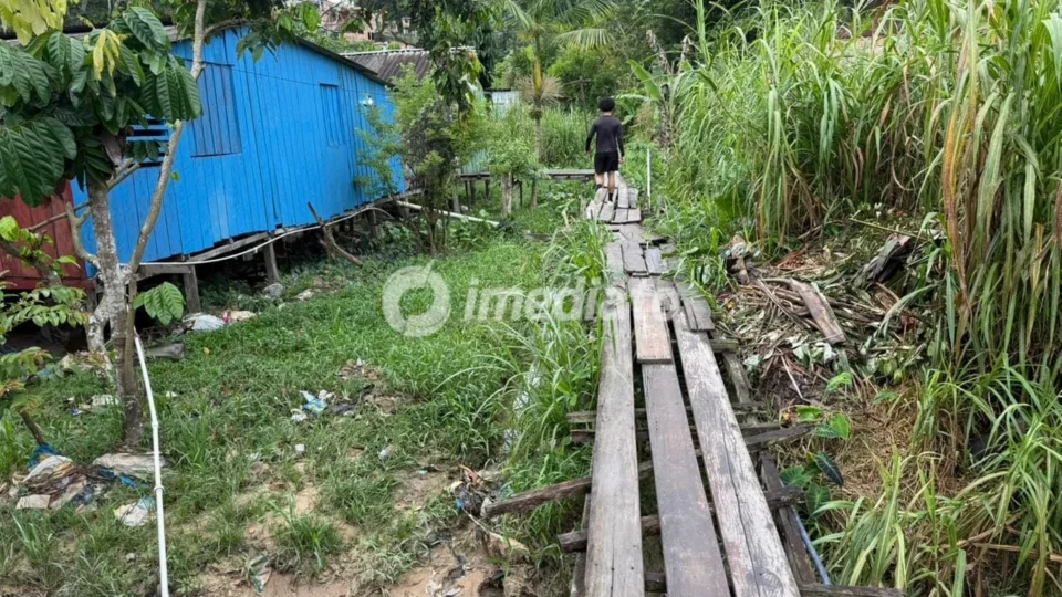 Ponte prestes a desabar coloca moradores em risco e comunidade cobra ação urgente das autoridades em Manaus