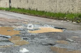 Moradores do bairro Lírio do Vale denunciam buracos e insegurança na rua Parapiranga