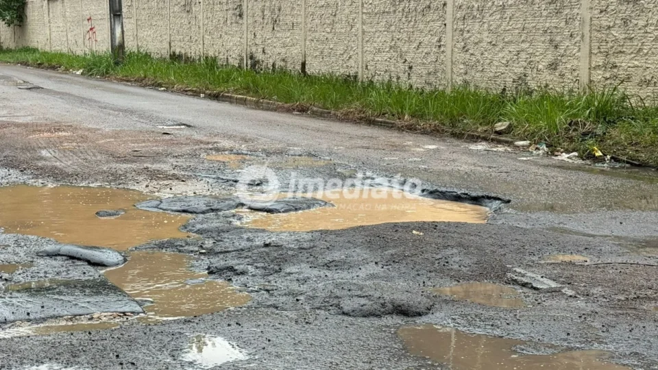 Moradores do bairro Lírio do Vale denunciam buracos e insegurança na rua Parapiranga