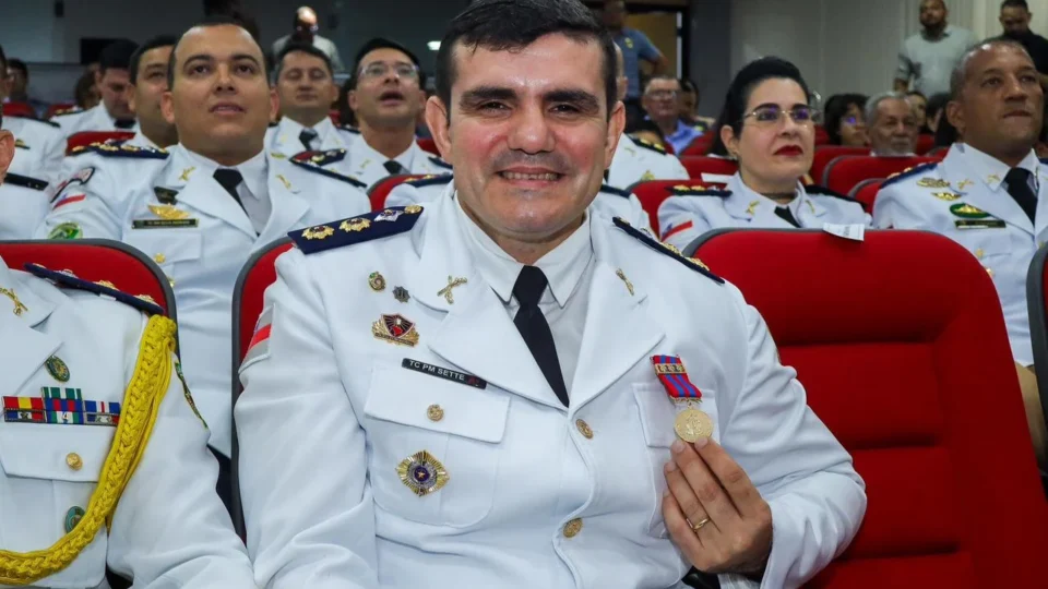 Coronel Sette é homenageado com Medalha Ajuricaba Grau Ouro após conquistar 1º lugar em curso da Polícia Militar do Amazonas