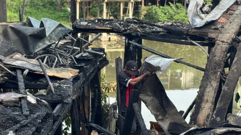 Após incêndio, família pede ajuda no São Jorge: “Perdemos tudo, até os documentos”