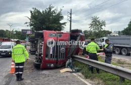 Carreta tomba na Avenida Cosme Ferreira, atinge poste e causa lentidão no trânsito