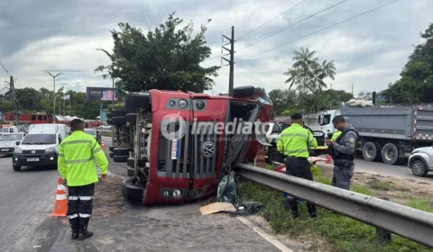 Carreta tomba na Avenida Cosme Ferreira, atinge poste e causa lentidão no trânsito