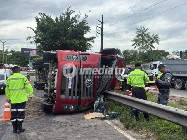Carreta tomba na Avenida Cosme Ferreira, atinge poste e causa lentidão no trânsito