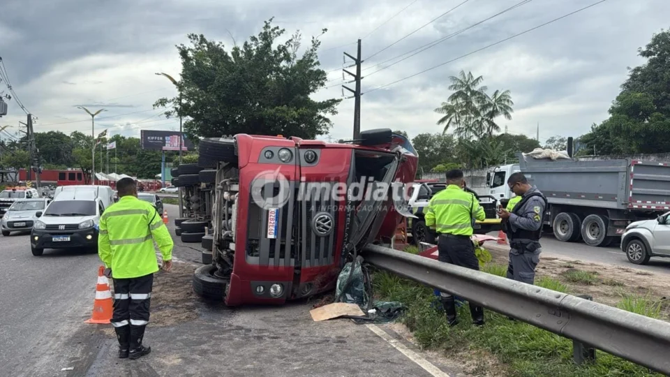 Carreta tomba na Avenida Cosme Ferreira, atinge poste e causa lentidão no trânsito