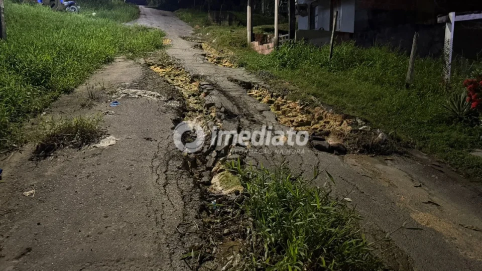 Moradores cobram resposta sobre falta de infraestrutura no bairro Lago Azul, em Manaus