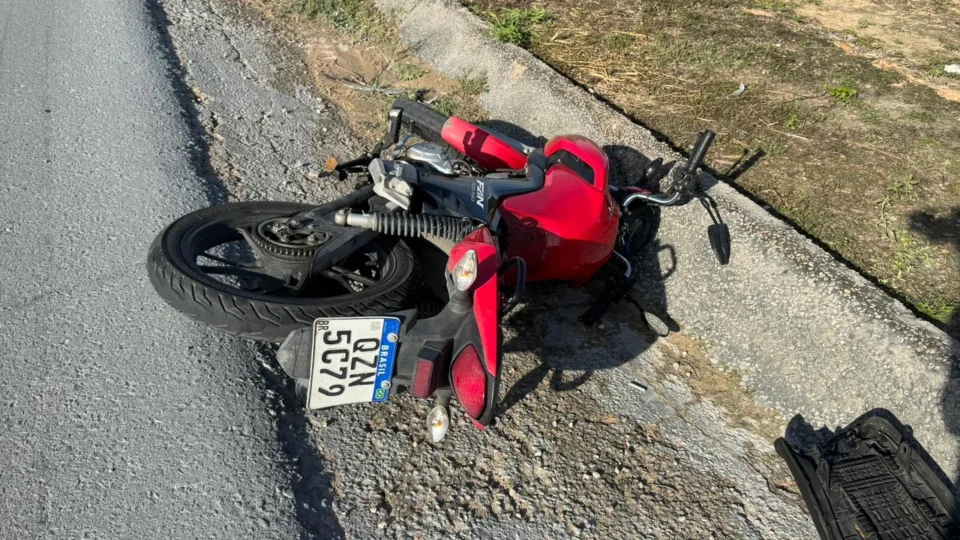 Eletricista morre após colisão entre motocicletas e ser atingido por micro-ônibus na Zona Leste de Manaus