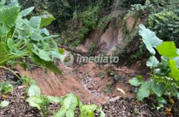 Erosão avança em área próxima a condomínio no bairro Flores e preocupa moradores