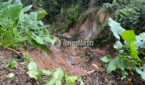 Erosão avança em área próxima a condomínio no bairro Flores e preocupa moradores