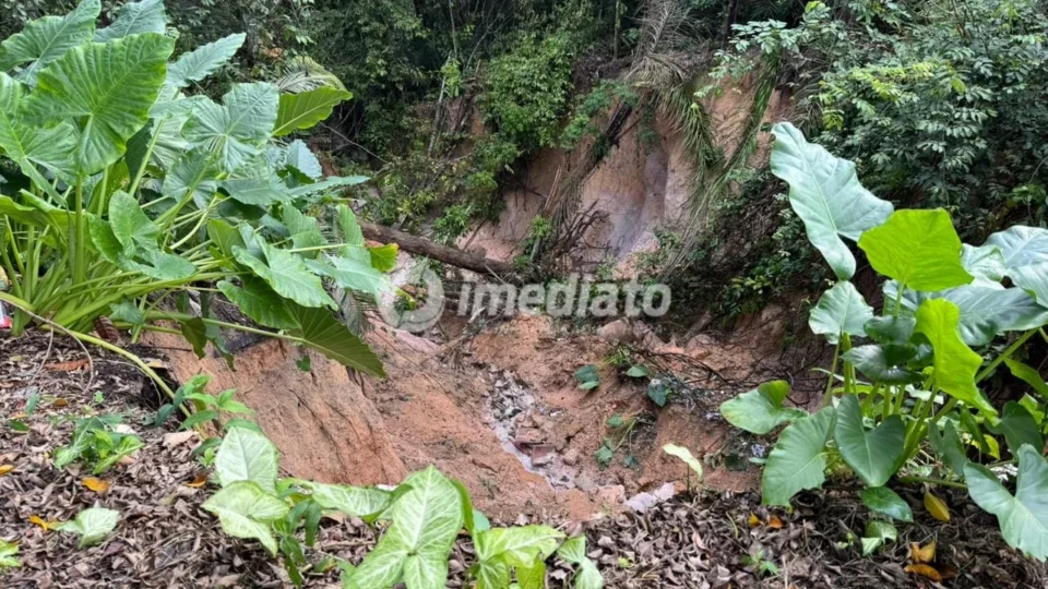 Erosão avança em área próxima a condomínio no bairro Flores e preocupa moradores