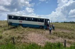 Ônibus sai da pista após desviar de buraco na PA-127, no nordeste do Pará