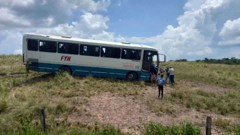 Ônibus sai da pista após desviar de buraco na PA-127, no nordeste do Pará