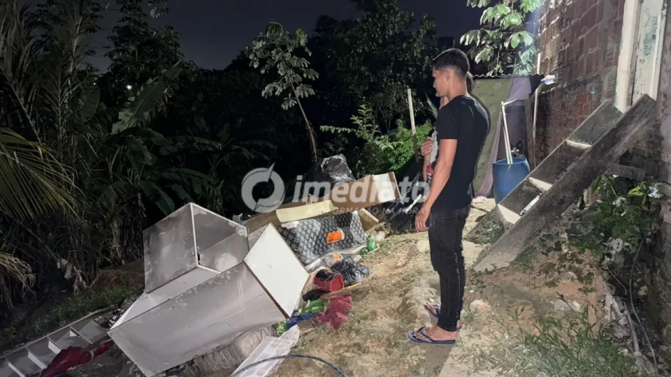 Família atingida por incêndio pede ajuda para reconstruir parte da casa destruída