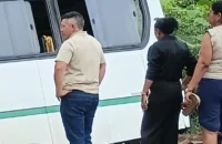 Ônibus com estudantes cai em igarapé na PA-252, em Abaetetuba