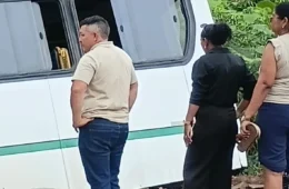 Ônibus com estudantes cai em igarapé na PA-252, em Abaetetuba