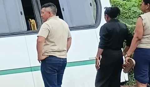 Ônibus com estudantes cai em igarapé na PA-252, em Abaetetuba