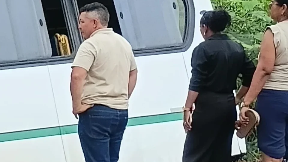 Ônibus com estudantes cai em igarapé na PA-252, em Abaetetuba