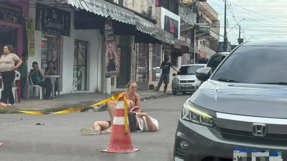 Motociclista fica ferido após colisão com carro na avenida Taperuano, no bairro Alvorada