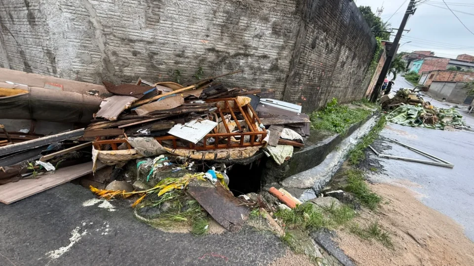 Moradores relatam alagamentos após acúmulo de entulho no bairro Tancredo Neves, em Manaus