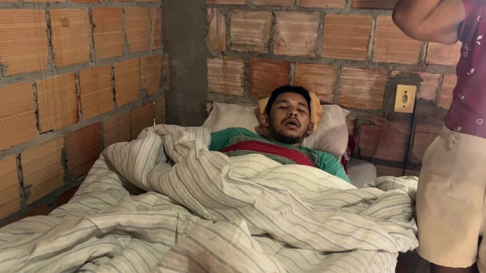Mãe faz apelo desesperada e pede ajuda para cuidar de filho com transtornos e sem condições financeiras