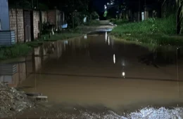 Rua Satélite vira “lagoa” e moradores cobram solução no bairro Planalto