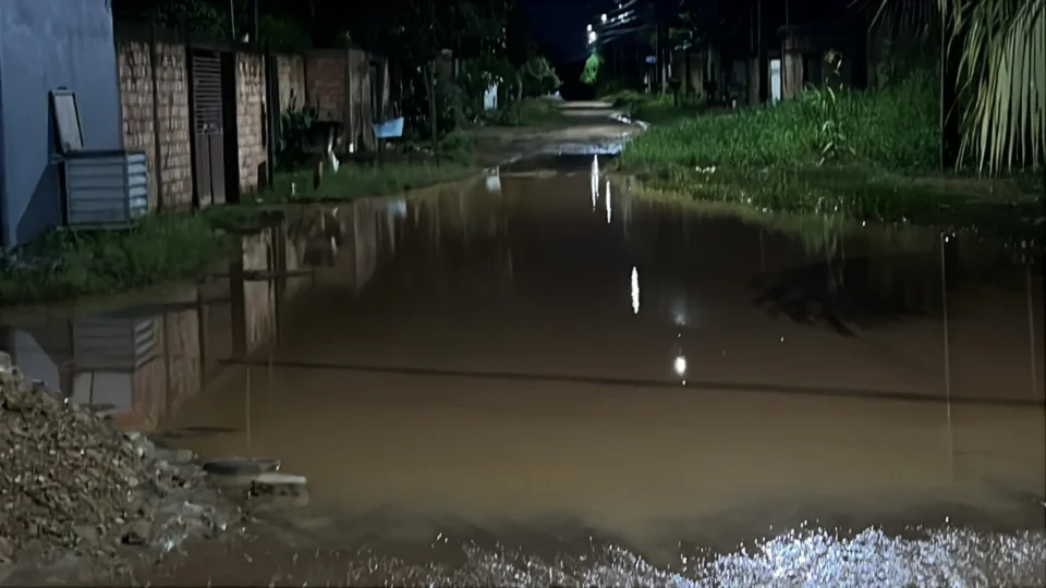 Rua Satélite vira “lagoa” e moradores cobram solução no bairro Planalto