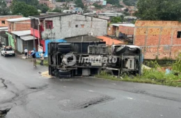 Caçamba tomba após motorista tentar desviar de buraco no bairro Colônia Terra Nova, em Manaus