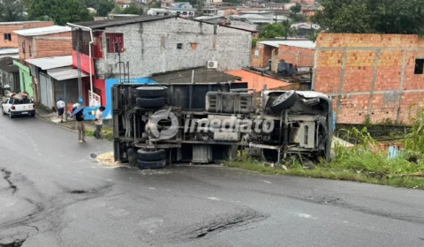 Caçamba tomba após motorista tentar desviar de buraco no bairro Colônia Terra Nova, em Manaus