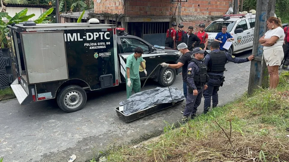 Imagens fortes: Corpo de motorista desaparecido é encontrado enterrado em área de mata no bairro Cidade de Deus