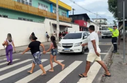 4 crianças são atropeladas na faixa de pedestres e revoltam moradores no Santa Etelvina