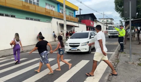 4 crianças são atropeladas na faixa de pedestres e revoltam moradores no Santa Etelvina