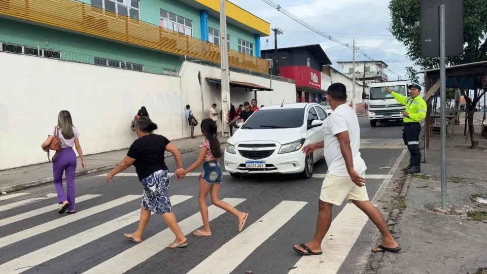 4 crianças são atropeladas na faixa de pedestres e revoltam moradores no Santa Etelvina