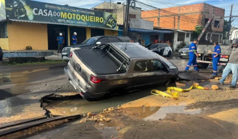 Carro é engolido após asfalto ceder no Novo Aleixo; moradores apontam obra recente