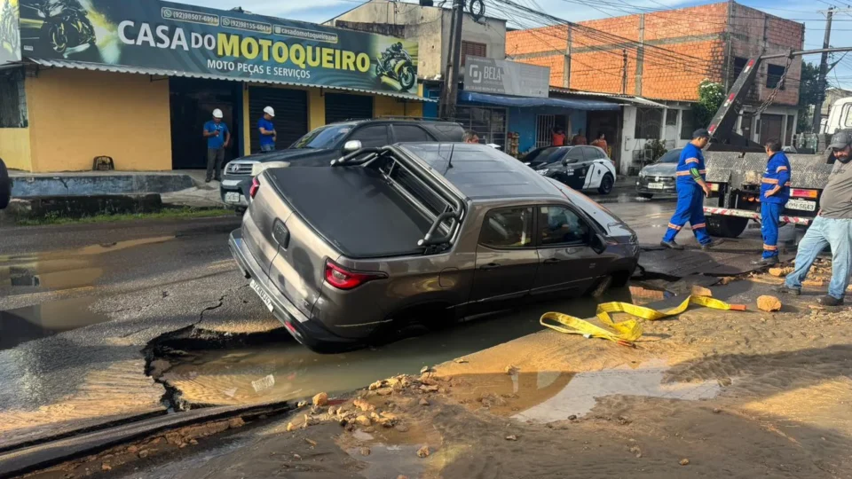 Carro é engolido após asfalto ceder no Novo Aleixo; moradores apontam obra recente
