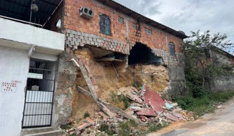Metade da casa desaba no Monte das Oliveiras e moradores temem novos desmoronamento