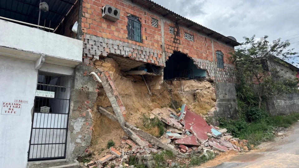 Metade da casa desaba no Monte das Oliveiras e moradores temem novos desmoronamento