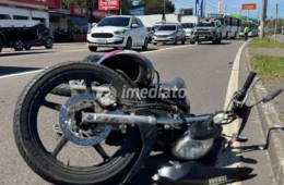 Motociclista perde controle no corredor, bate em carros e cai na Torquato Tapajós