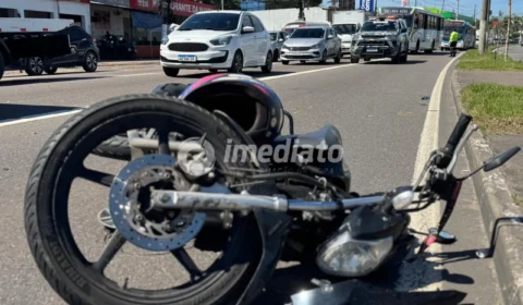 Motociclista perde controle no corredor, bate em carros e cai na Torquato Tapajós