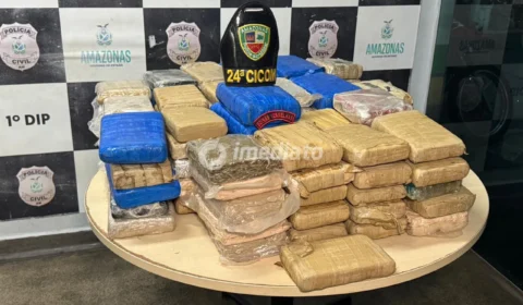 Quatro pessoas são presas com mais de 100 tabletes de drogas em embarcação que saiu de Japurá