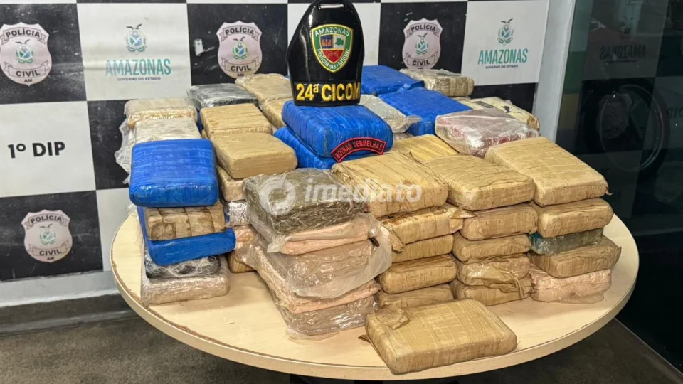 Quatro pessoas são presas com mais de 100 tabletes de drogas em embarcação que saiu de Japurá