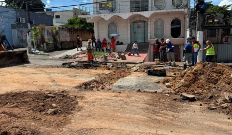 Pista cede após problema em rede de esgoto na Constantino Nery