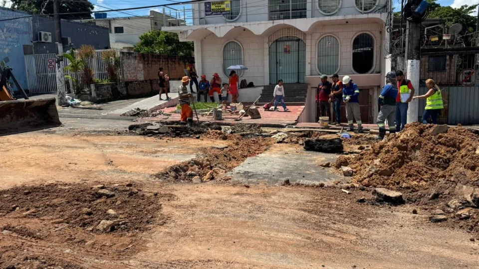 Pista cede após problema em rede de esgoto na Constantino Nery