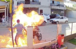 Cena desesperadora: motociclista incendeia própria moto em abordagem e mãe é atingida pelas chamas