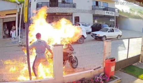 Cena desesperadora: motociclista incendeia própria moto em abordagem e mãe é atingida pelas chamas