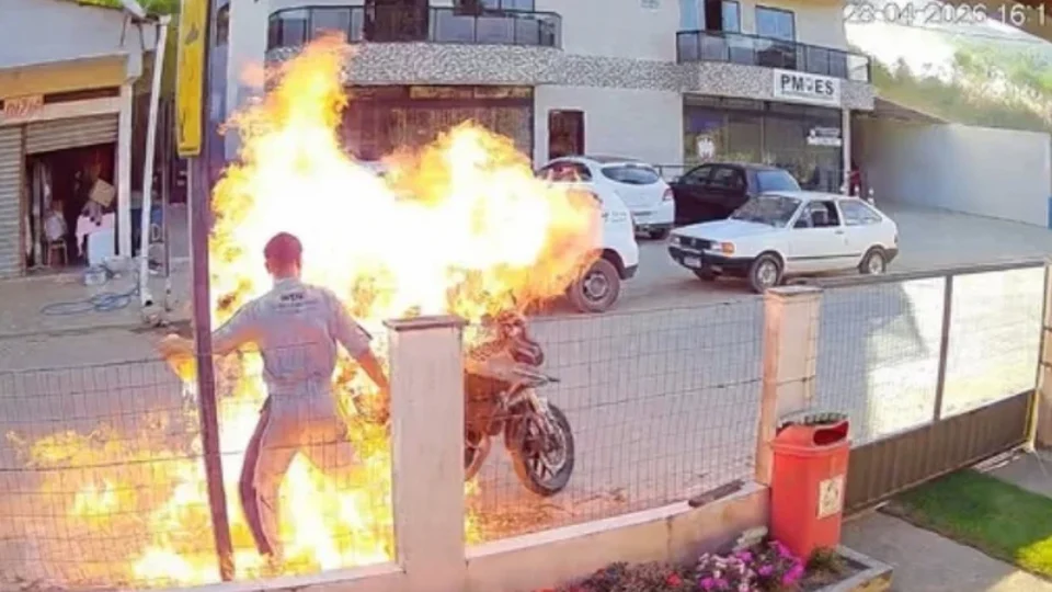 Cena desesperadora: motociclista incendeia própria moto em abordagem e mãe é atingida pelas chamas